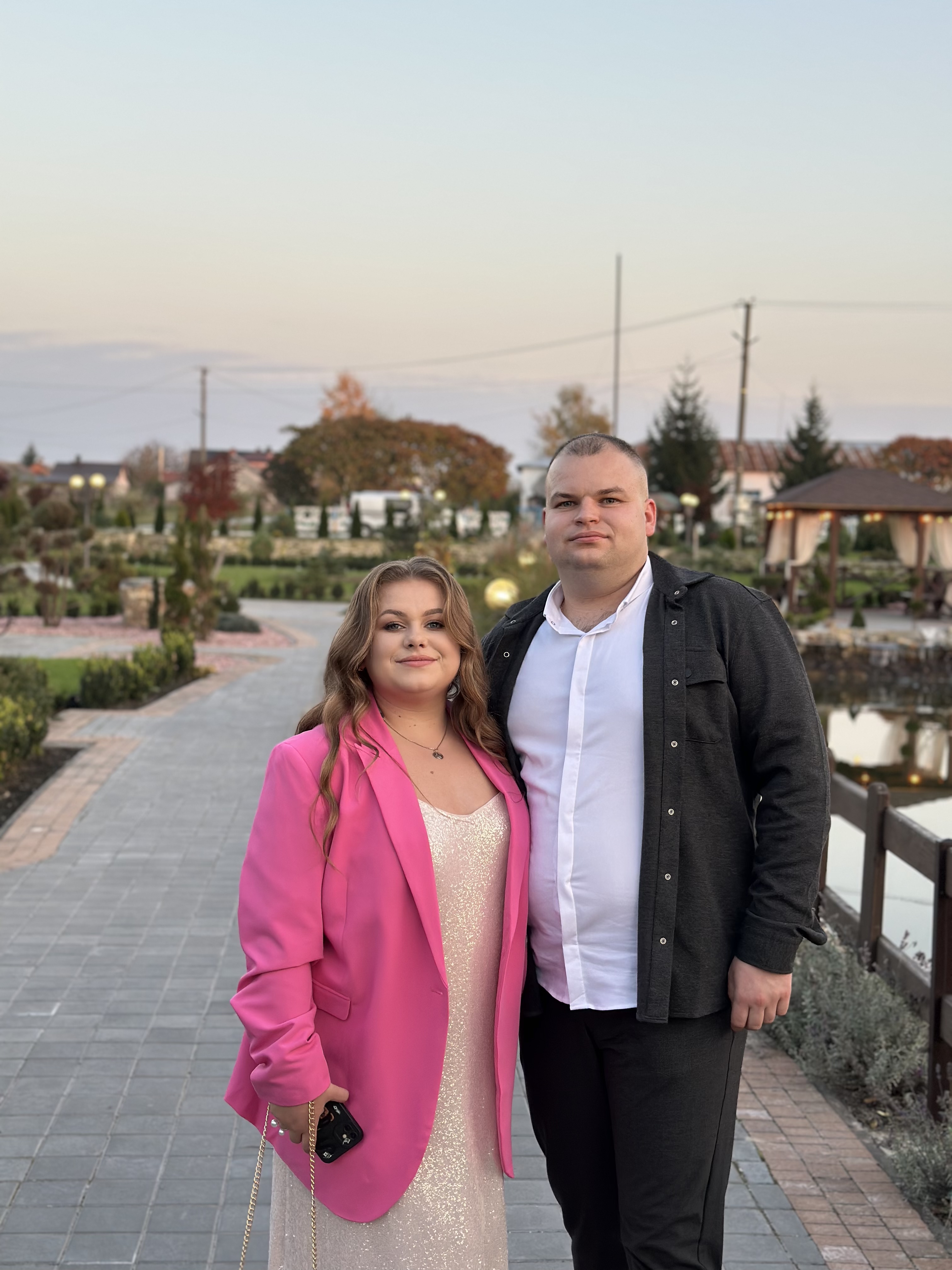 Олег і Наталія під весільною аркою
